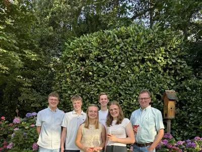 Ausbilder mit Auszubildenen