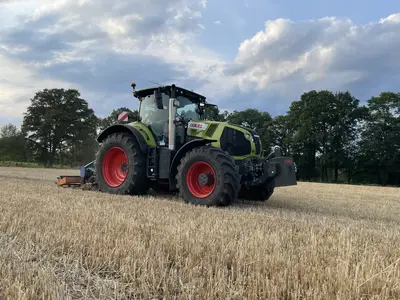 Fahrgassen lockern mit Axion 870