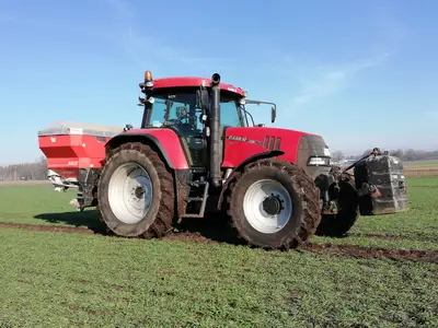 Case mit D&uuml;ngerstreuer