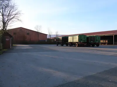 Hofansicht (Waage und Fuhrpark)