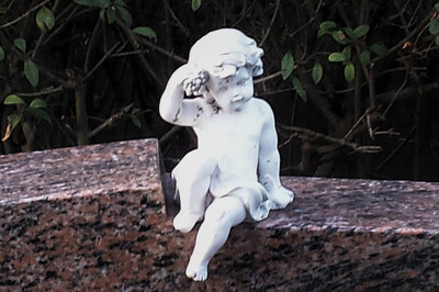 Engel auf Grabstein
