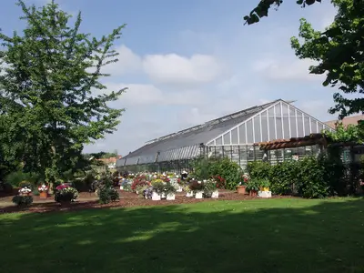 Blick auf's Gew&auml;chshaus und Musterkastenanlage