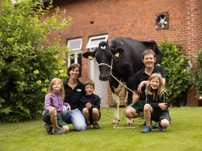 Paula, Julia, Ole, (Kuh Mimi), Torsten und Ida