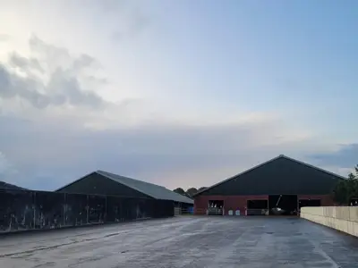 St&auml;lle von hinten mit Siloplatte