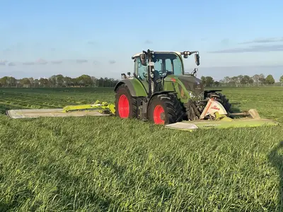 Grasmähen mit Claas-Mähkombi