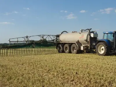 G&uuml;lle fahren mit Schleppschuh