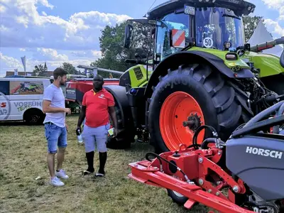 Ausbilder Niklas mit dem Praktikanten