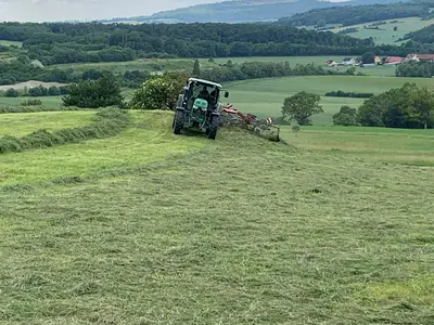 Azubi beim Gras schwaden 