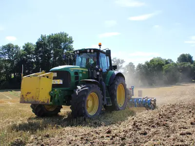 John Deere mit Scheibenegge