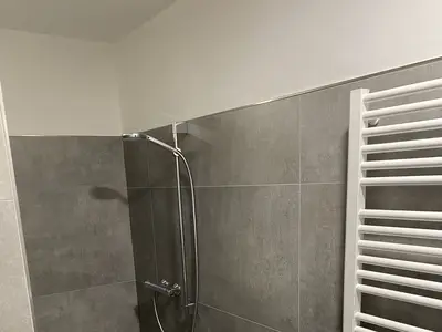 Dusche und Umziehm&ouml;glichkeiten im getrennten Badezimmer