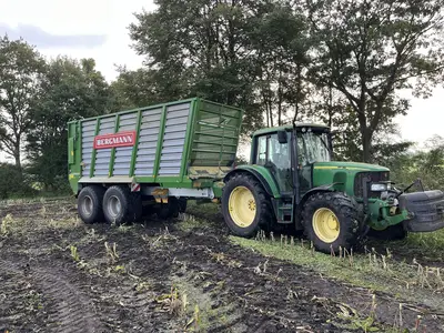 6320 bei der Maisernte