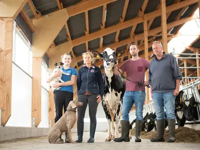 v.l.n.r. aktuelle Auszubildene, Familie Berends, Wendel, Achim, Bernhard