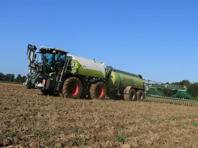 G&uuml;lleausbringung mit Xerion 3800 und 15m Vogelsang Verteiler