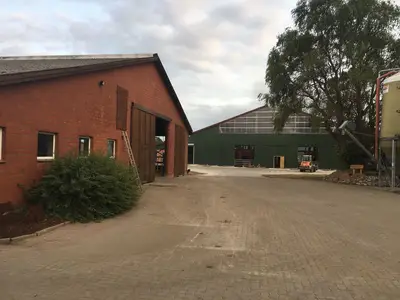 Neuer und alter Kuhstall auf einen Blick