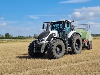 Strohpressen auf Hochtouren