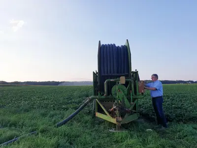Henning bei der Beregnungskontrolle
