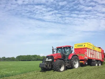 Schlepper mit Ladewagen