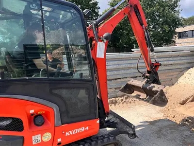 Je nach Interesse auch das Führen von kleinen, mittleren und großen Baumschinen.