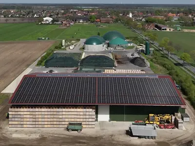 Lagerhalle & Biogasanlage