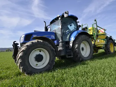 Schlepper mit Anh&auml;ngespritze
