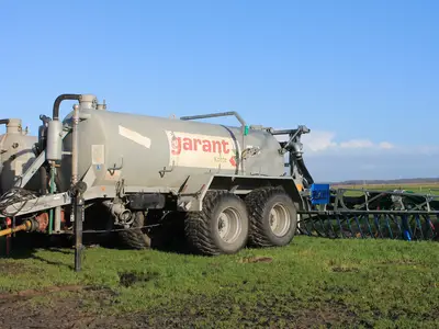 G&uuml;llefass mit Schleppschlauch