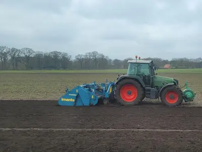 Bodenbearbeitung mit dem Fendt 818