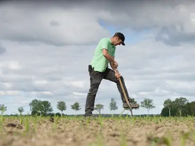 Friedrich Bohm mit Spaten