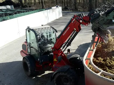 Maissilage wird in den Futtermischwagen dosiert