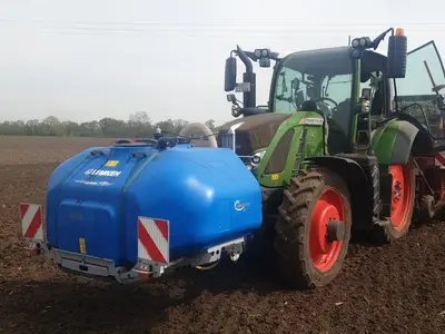 Der Fendt 516 beim Kartoffeln legen