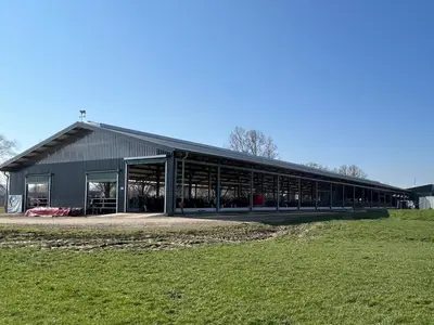 Neuer Stall mit Biogasanlage