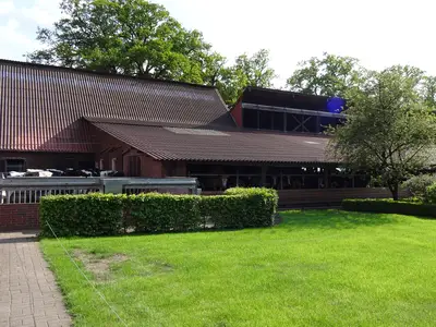 Blick auf Laufstall und Wartehof