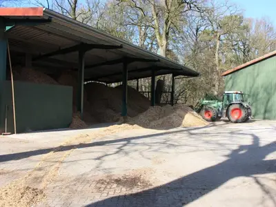 Einlagerung der Holzhackschnitzel für die Heizung