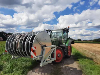 Schl&auml;uche f&uuml;r die Bew&auml;sserung verlegen