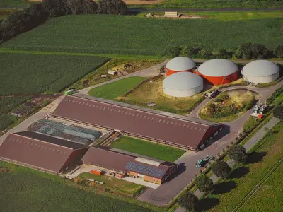 Luftbildaufnahme Hof mit Biogasanlage