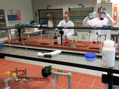 Unterweisung im Sch&uuml;lerlabor Chemie