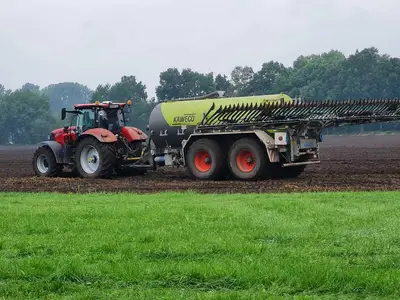 Der Versuch mit G&uuml;lle auf dem gepfl&uuml;gten