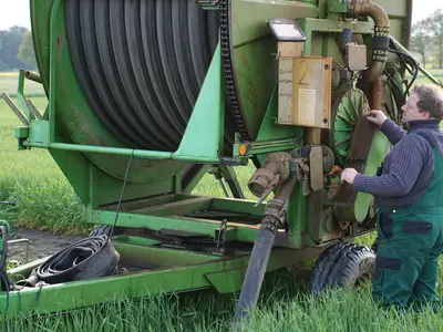 J&uuml;rgen Buchholz bei der Beregnungskontrolle