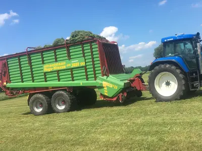 Schlepper mit Ladewagen
