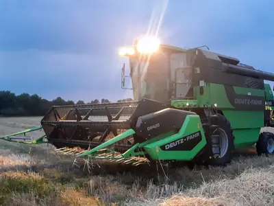 M&auml;hdrescher bei Nacht