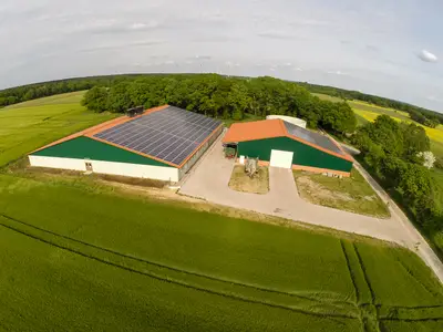 Stall und Maschinenhalle im Außenbereich