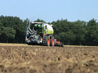 Direkte Einarbeitung der G&uuml;lle mit Xerion 3800 und Volmer Telleregge