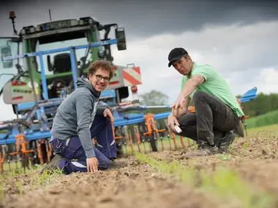 Johann und Friedrich Bohm vor der Hacke