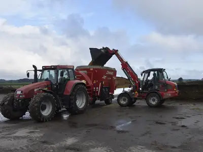 Teleskoplader befüllt Futtermischwagen