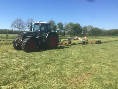 Fendt Vario 718 mit Schwader