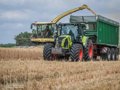 Getreide h&auml;ckseln mit Arion 660 und Kr&ouml;ger TAW30