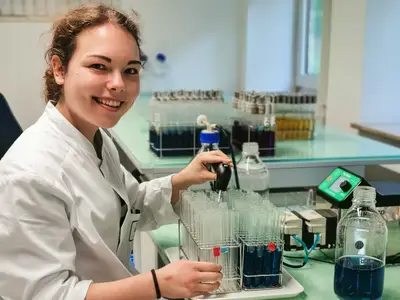 Bef&uuml;llung von R&ouml;hrchen mit N&auml;hrmedien