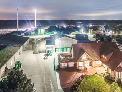 Betriebsgelände bei Nacht