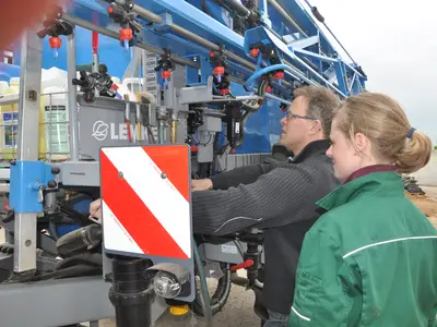 Einweisung an der Pflanzenschutzspritze