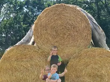 Unsere Kinder auf den Strohballen