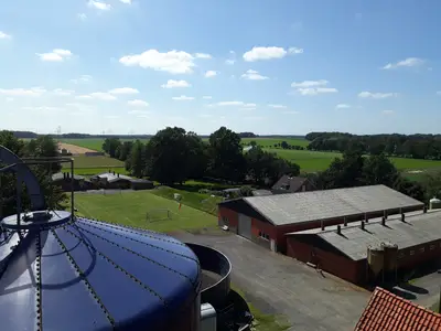 Blick vom Getreidesilo auf den Hof